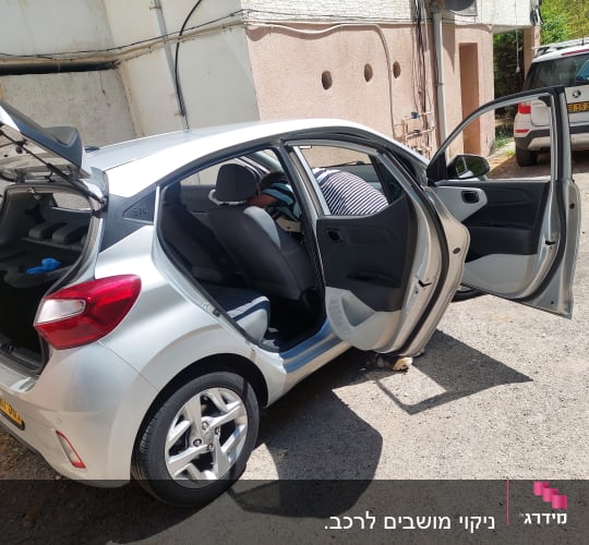 רכב עם דלתות פתוחות, מוכן לניקוי פנים
